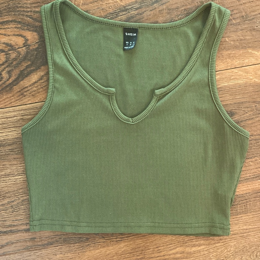 Notched neck; ribbed knit tank top; size small
